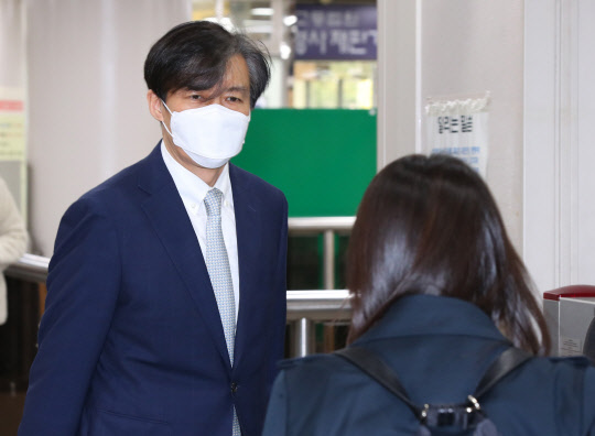 법정 향하는 조국 전 장관(사진=연합뉴스)